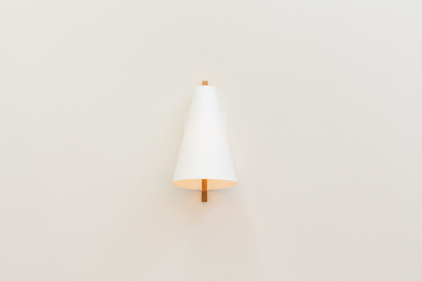 Hood Sconce | White Oak + White Wall Plate