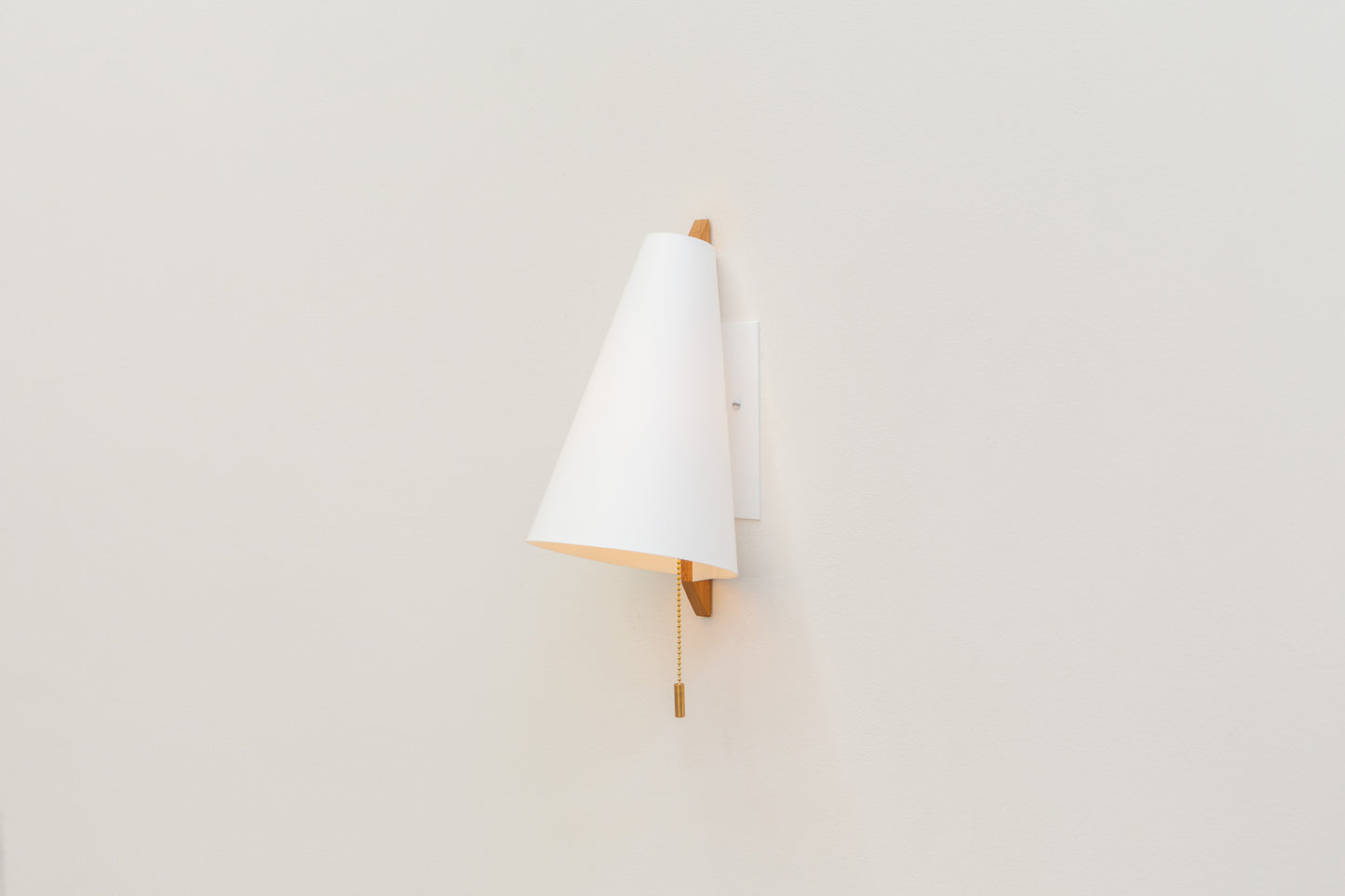 Hood Sconce | White Oak + White Wall Plate