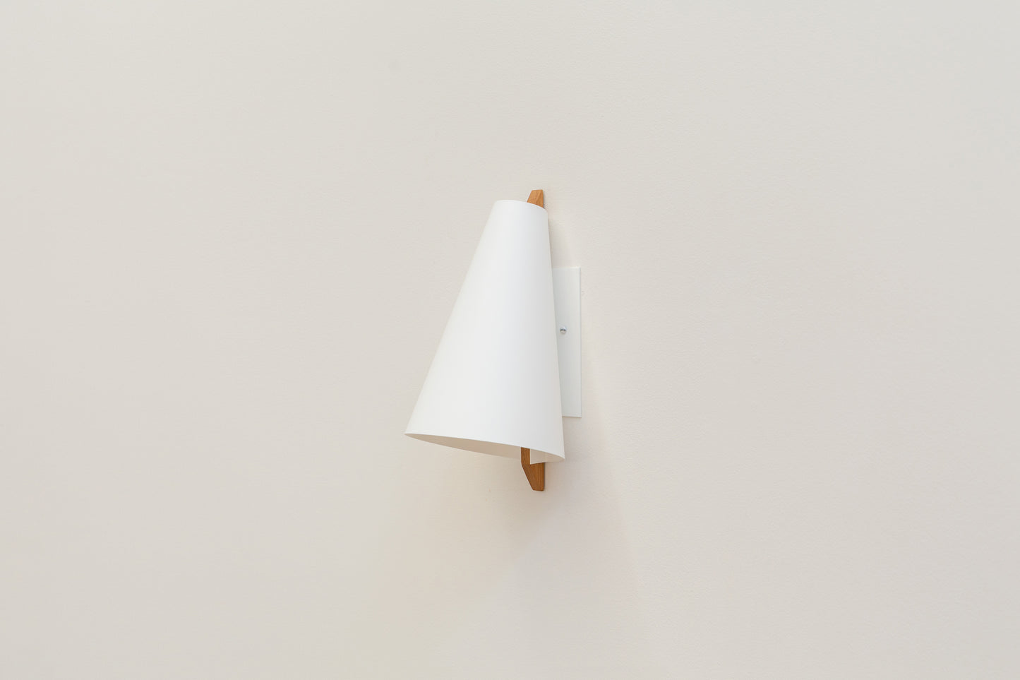 Hood Sconce | White Oak + White Wall Plate